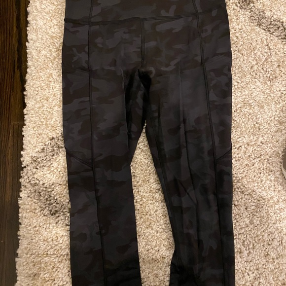 Lululemon✨✨⭐️⭐️⭐️NWOT fast and free crop 19’ - Picture 6 of 7
